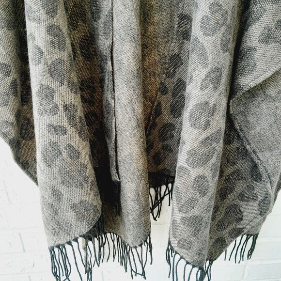 WOOLRICH Leopard print Fringe Lagenlook Poncho Shawl Wrap sz OS - Picture 3 of 6